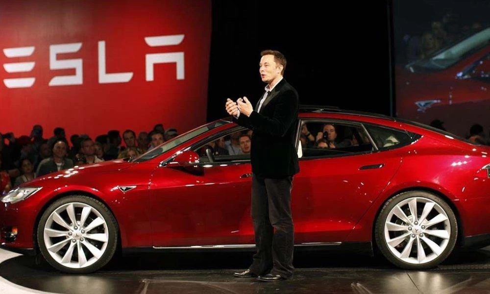 Tesla: Δεν "πτοείται" ο Elon Musk-Δίνει 3 μισθούς στους Ουκρανούς για να πολεμήσουν